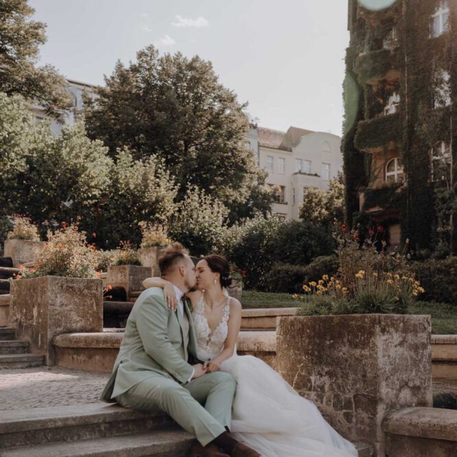 Hochzeit in der osteria maria in berlin steglitz und trauung in der evangelischen Kirche in Charlottenburg am lietzensee. kirchliche trauung.hochzeitsfotos.opaarfotos.fotoshooting. brautpaarshootiung.