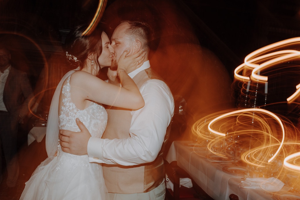 Hochzeitsfotos in der Kirche am Lietzensee und in der Osteria Maria 53 Hochzeit in der osteria maria in berlin steglitz und trauung in der evangelischen Kirche in Charlottenburg am lietzensee. kirchliche trauung.hochzeitsfotos.opaarfotos.fotoshooting. brautpaarshootiung.
