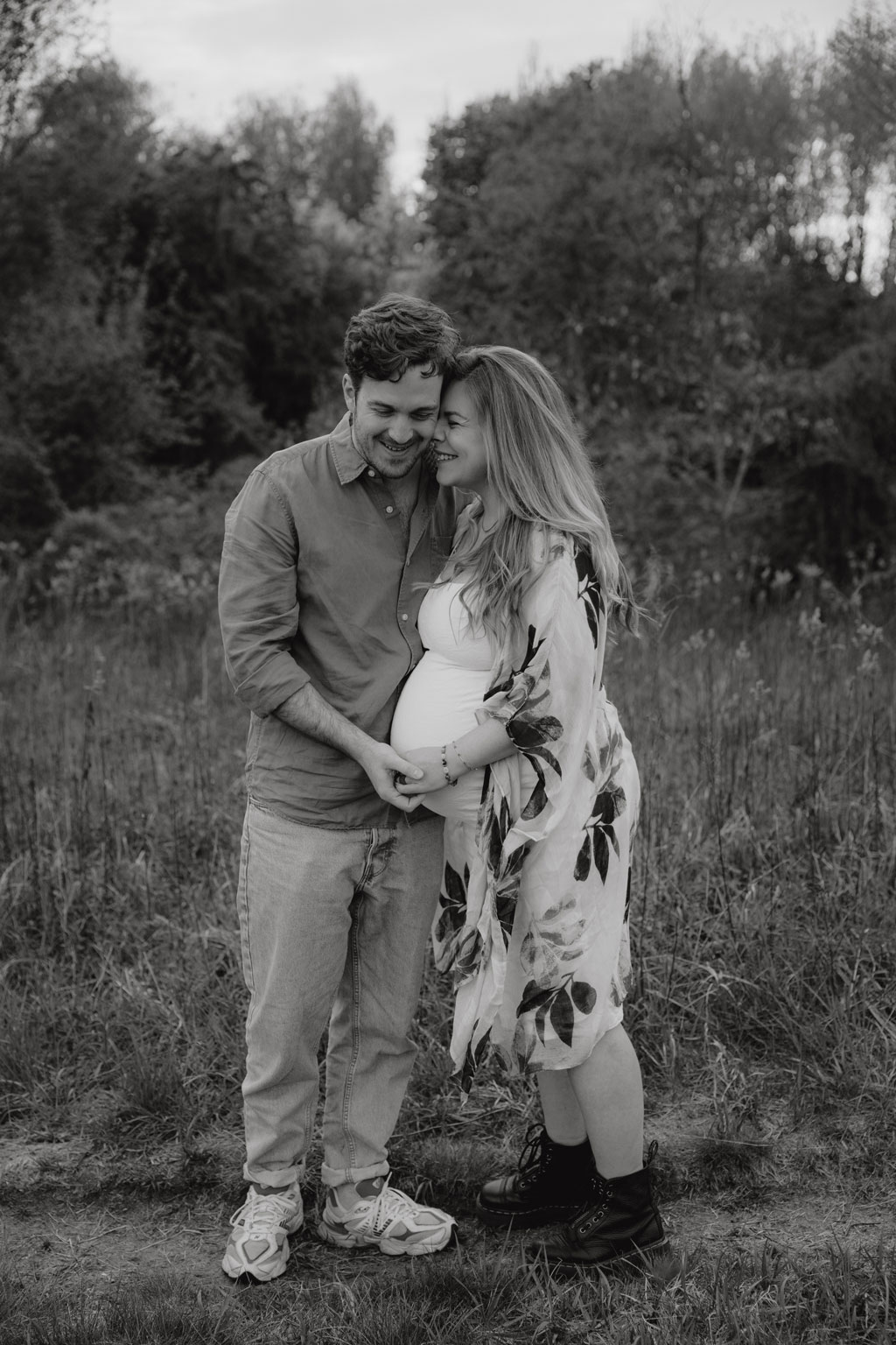 Babybauchfotos 2 Babybauchfotos im grünen auf einem Feld und in einem Wald in berlin Karlshorst. fotografiert mit einem paar mit einem Babybauch und einer Fotografin aus berlin, die auch Bilder in ganz Deutschland von Familien macht. Grün und viel Natur. Kuschelige, natürliche Fotos zu Zweit. Familienfotos.