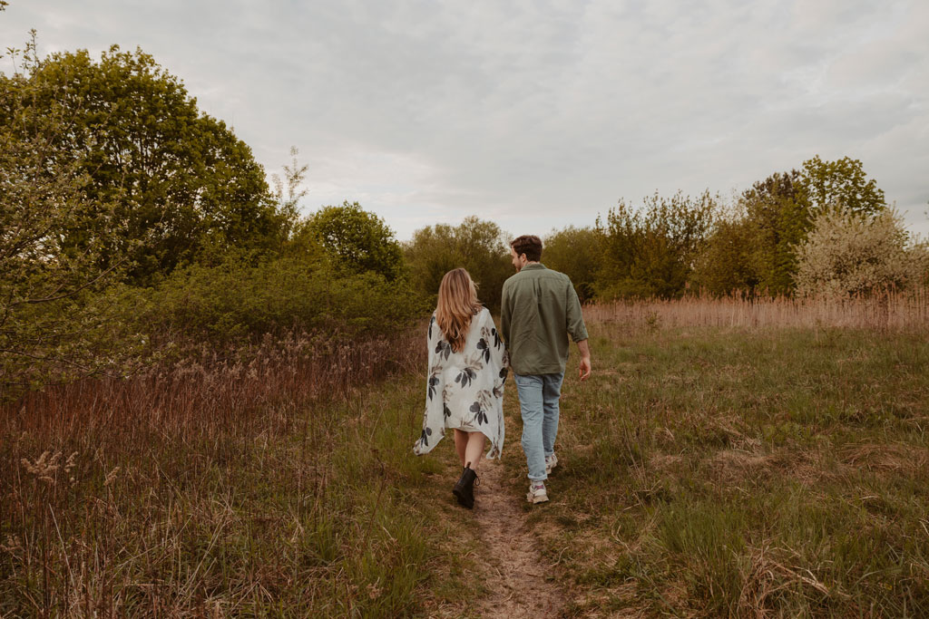 Babybauchfotos 3 Babybauchfotos im grünen auf einem Feld und in einem Wald in berlin Karlshorst. fotografiert mit einem paar mit einem Babybauch und einer Fotografin aus berlin, die auch Bilder in ganz Deutschland von Familien macht. Grün und viel Natur. Kuschelige, natürliche Fotos zu Zweit. Familienfotos.