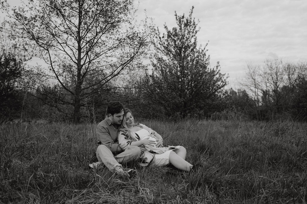 Babybauchfotos 5 Babybauchfotos im grünen auf einem Feld und in einem Wald in berlin Karlshorst. fotografiert mit einem paar mit einem Babybauch und einer Fotografin aus berlin, die auch Bilder in ganz Deutschland von Familien macht. Grün und viel Natur. Kuschelige, natürliche Fotos zu Zweit. Familienfotos.