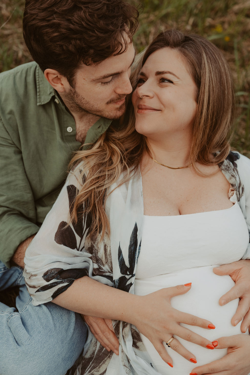 Babybauchfotos 4 Babybauchfotos im grünen auf einem Feld und in einem Wald in berlin Karlshorst. fotografiert mit einem paar mit einem Babybauch und einer Fotografin aus berlin, die auch Bilder in ganz Deutschland von Familien macht. Grün und viel Natur. Kuschelige, natürliche Fotos zu Zweit. Familienfotos.