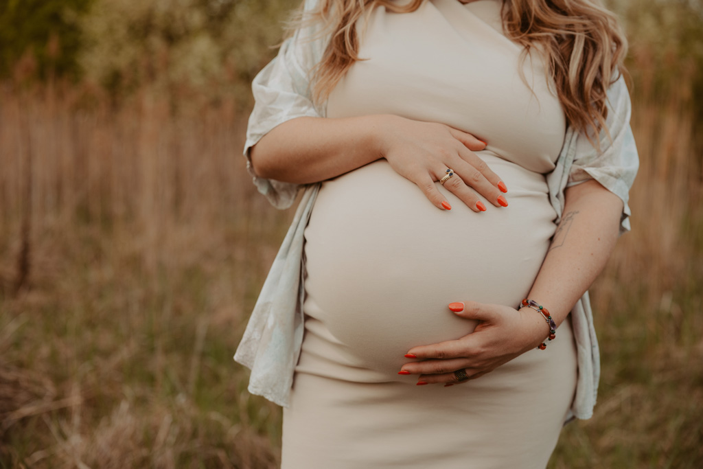 Babybauchfotos 6 Babybauchfotos im grünen auf einem Feld und in einem Wald in berlin Karlshorst. fotografiert mit einem paar mit einem Babybauch und einer Fotografin aus berlin, die auch Bilder in ganz Deutschland von Familien macht. Grün und viel Natur. Kuschelige, natürliche Fotos zu Zweit. Familienfotos.