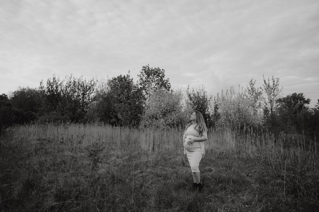 Babybauchfotos 11 Babybauchfotos im grünen auf einem Feld und in einem Wald in berlin Karlshorst. fotografiert mit einem paar mit einem Babybauch und einer Fotografin aus berlin, die auch Bilder in ganz Deutschland von Familien macht. Grün und viel Natur. Kuschelige, natürliche Fotos zu Zweit. Familienfotos.