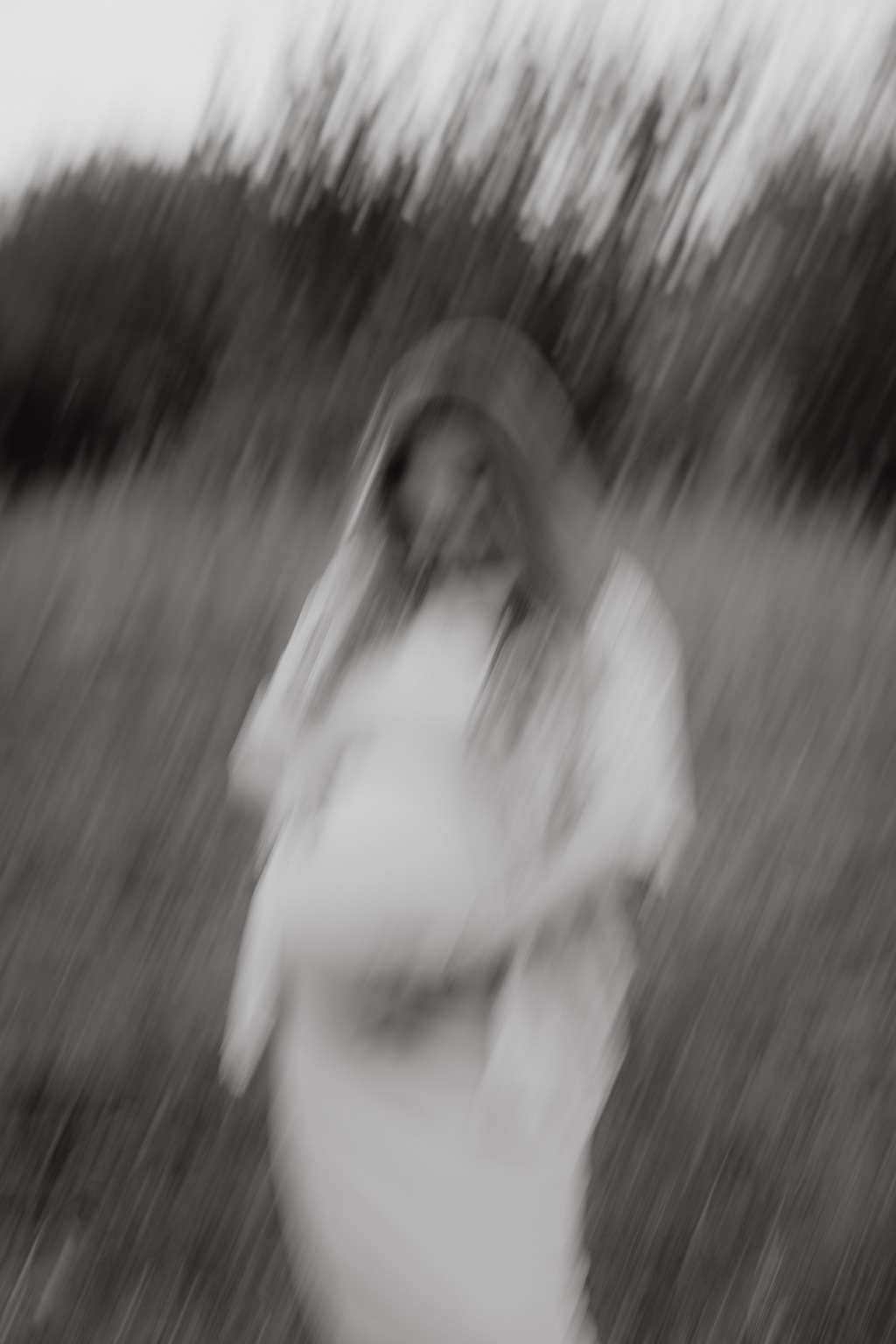 Babybauchfotos 7 Babybauchfotos im grünen auf einem Feld und in einem Wald in berlin Karlshorst. fotografiert mit einem paar mit einem Babybauch und einer Fotografin aus berlin, die auch Bilder in ganz Deutschland von Familien macht. Grün und viel Natur. Kuschelige, natürliche Fotos zu Zweit. Familienfotos.