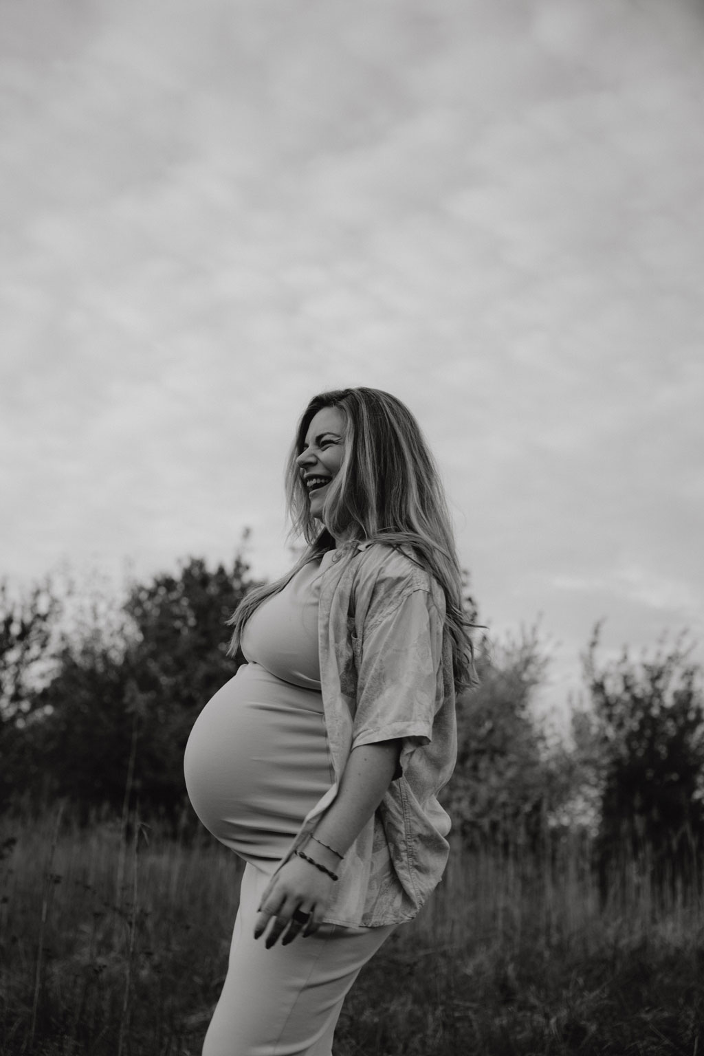 Babybauchfotos 10 Babybauchfotos im grünen auf einem Feld und in einem Wald in berlin Karlshorst. fotografiert mit einem paar mit einem Babybauch und einer Fotografin aus berlin, die auch Bilder in ganz Deutschland von Familien macht. Grün und viel Natur. Kuschelige, natürliche Fotos zu Zweit. Familienfotos.