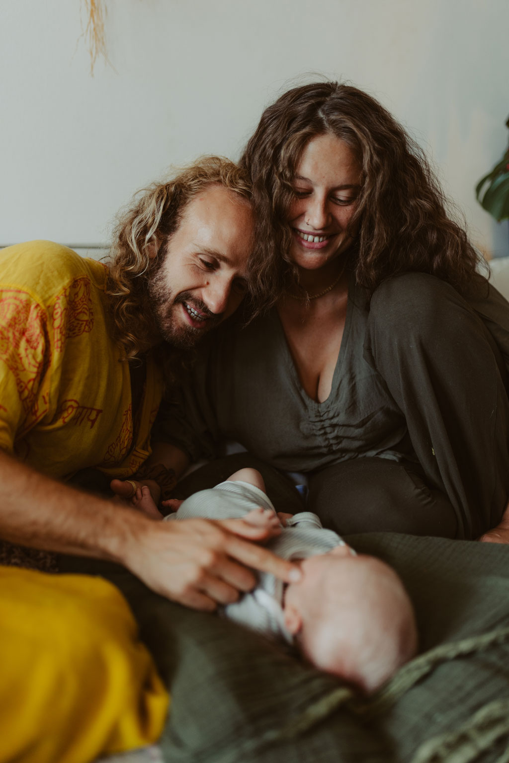 Wochenbett im Eigenheim 6 Wochenbett in berlin Karlshorst in Wohnzimmer und Schlafzimmer mit Eltern und Baby. mit der Familienfotografin aus berlin. neugeborenen Familienfotos wurden in berlin im Wochenbett erstellt. es wurde eine Homestory fotografiert. schöne Familienfotos.alternativ und locker.