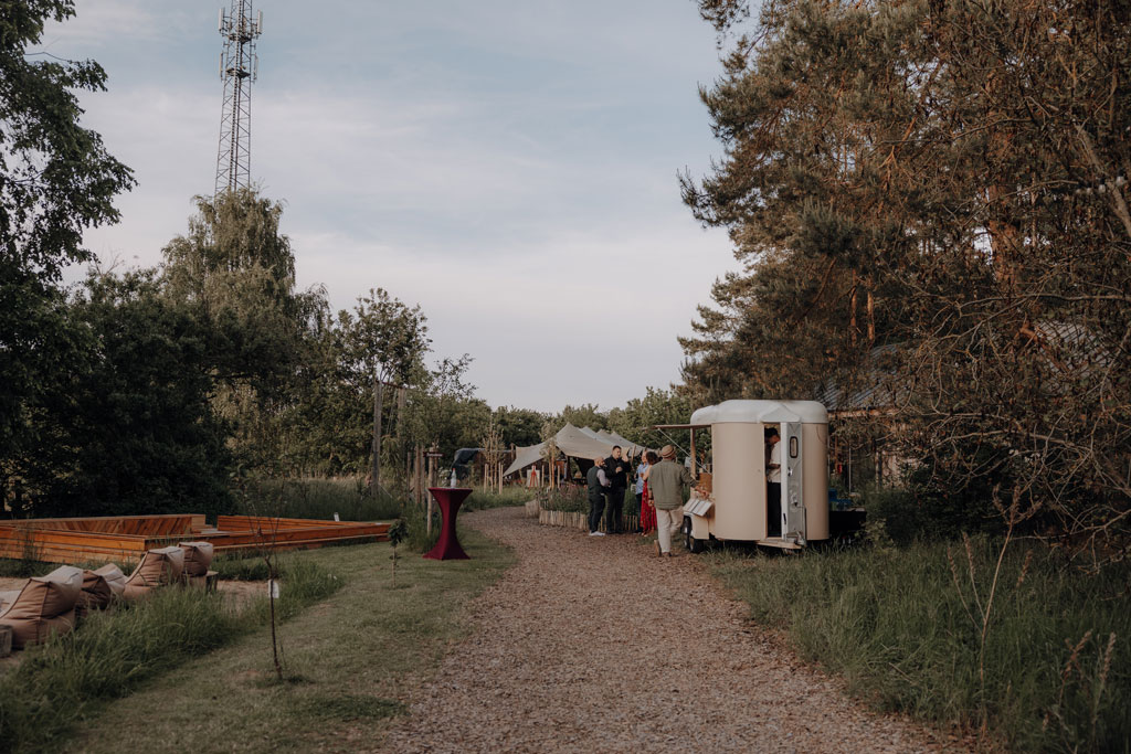 hochzeitsfotograf im farmhouse in wandlitz in Brandenburg bei berlin hochzeitslocation in der Natur festivalwedding Festivalhochzeit Fotograf fotografiert hochzeit trauung freie trauung waldkapelle brautstraußwurf brautstraußtanz