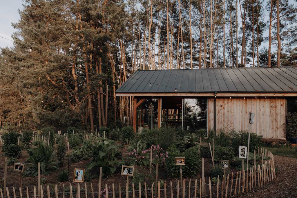 hochzeitsfotograf im farmhouse in wandlitz in Brandenburg bei berlin hochzeitslocation in der Natur festivalwedding Festivalhochzeit Fotograf fotografiert hochzeit trauung freie trauung waldkapelle brautstraußwurf brautstraußtanz