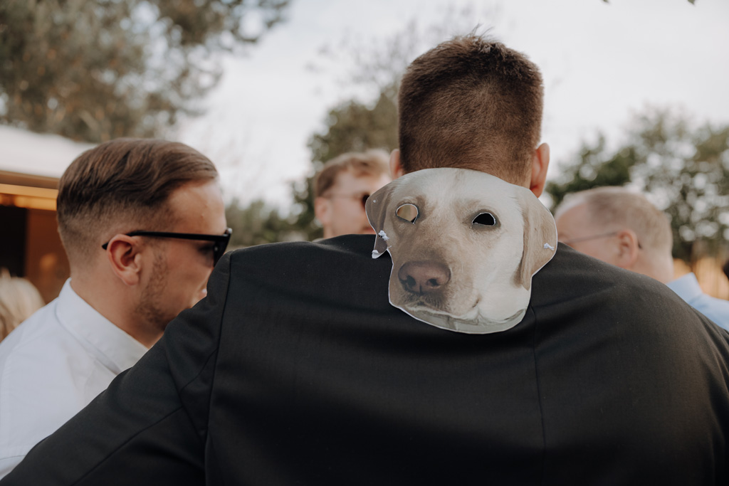 hochzeitsfotograf im farmhouse in wandlitz in Brandenburg bei berlin hochzeitslocation in der Natur festivalwedding Festivalhochzeit Fotograf fotografiert hochzeit trauung freie trauung waldkapelle brautstraußwurf brautstraußtanz