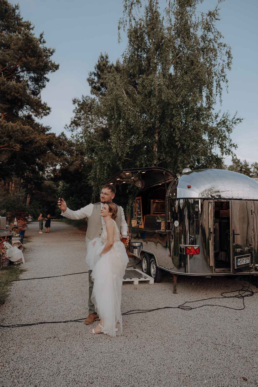 hochzeitsfotograf im farmhouse in wandlitz in Brandenburg bei berlin hochzeitslocation in der Natur festivalwedding Festivalhochzeit Fotograf fotografiert hochzeit trauung freie trauung waldkapelle kuchen käse anschnitt hochzeitstorte