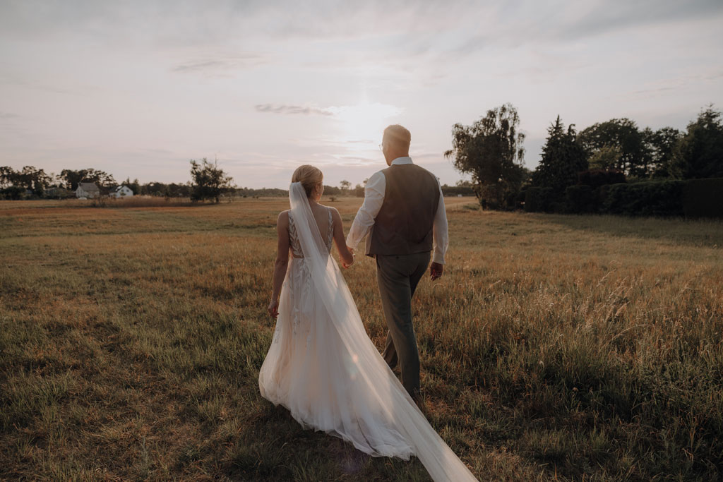hochzeitsfotograf im farmhouse in wandlitz in Brandenburg bei berlin hochzeitslocation in der Natur festivalwedding Festivalhochzeit Fotograf fotografiert hochzeit trauung freie trauung waldkapelle paarfotos feld sonnuntergang
