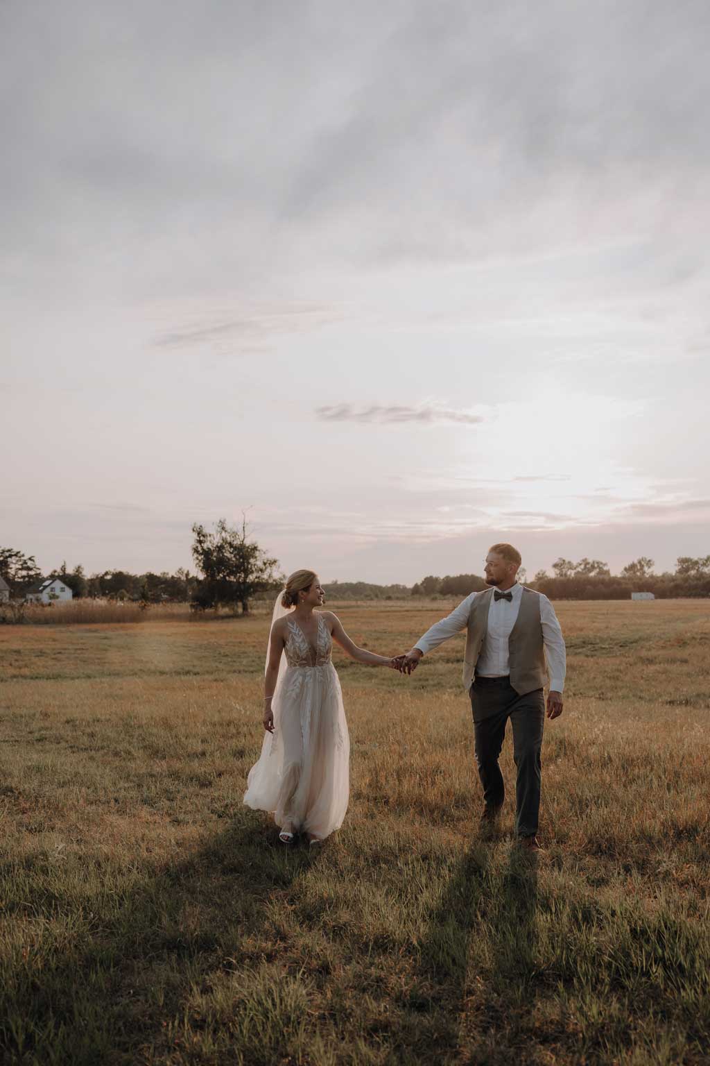 hochzeitsfotograf im farmhouse in wandlitz in Brandenburg bei berlin hochzeitslocation in der Natur festivalwedding Festivalhochzeit Fotograf fotografiert hochzeit trauung freie trauung waldkapelle paarfotos feld sonnuntergang