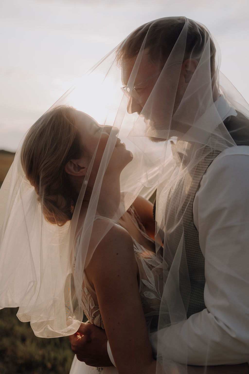 hochzeitsfotograf im farmhouse in wandlitz in Brandenburg bei berlin hochzeitslocation in der Natur festivalwedding Festivalhochzeit Fotograf fotografiert hochzeit trauung freie trauung waldkapelle paarfotos feld sonnuntergang