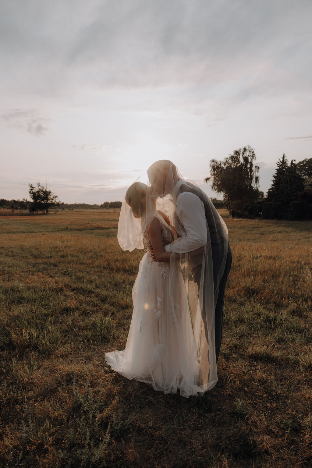 hochzeitsfotograf im farmhouse in wandlitz in Brandenburg bei berlin hochzeitslocation in der Natur festivalwedding Festivalhochzeit Fotograf fotografiert hochzeit trauung freie trauung waldkapelle paarfotos feld sonnuntergang