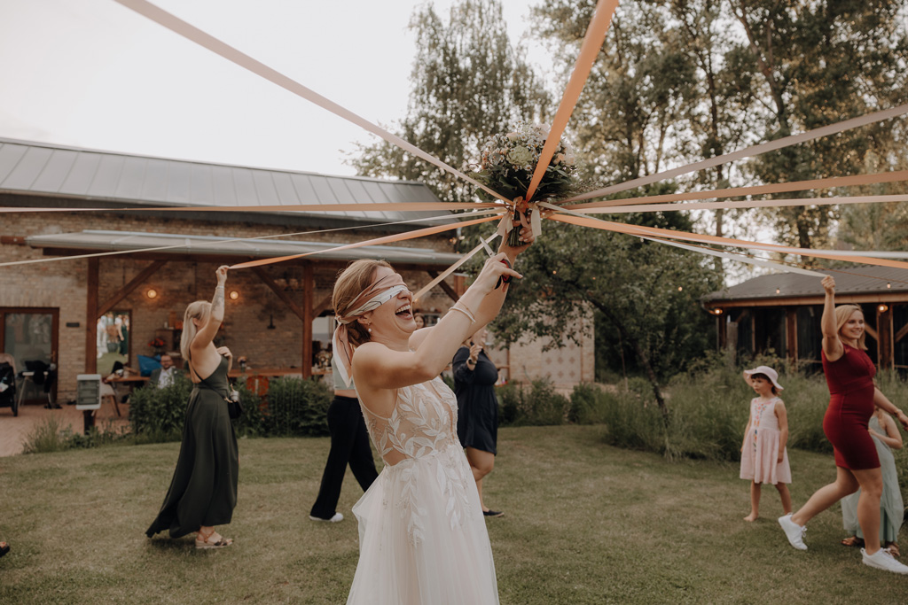 hochzeitsfotograf im farmhouse in wandlitz in Brandenburg bei berlin hochzeitslocation in der Natur festivalwedding Festivalhochzeit Fotograf fotografiert hochzeit trauung freie trauung waldkapelle brautstraußwurf brautstraußtanz
