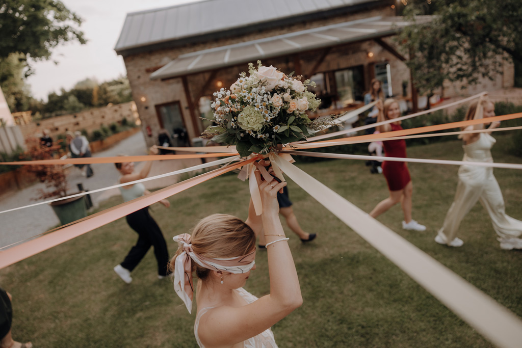 hochzeitsfotograf im farmhouse in wandlitz in Brandenburg bei berlin hochzeitslocation in der Natur festivalwedding Festivalhochzeit Fotograf fotografiert hochzeit trauung freie trauung waldkapelle brautstraußwurf brautstraußtanz