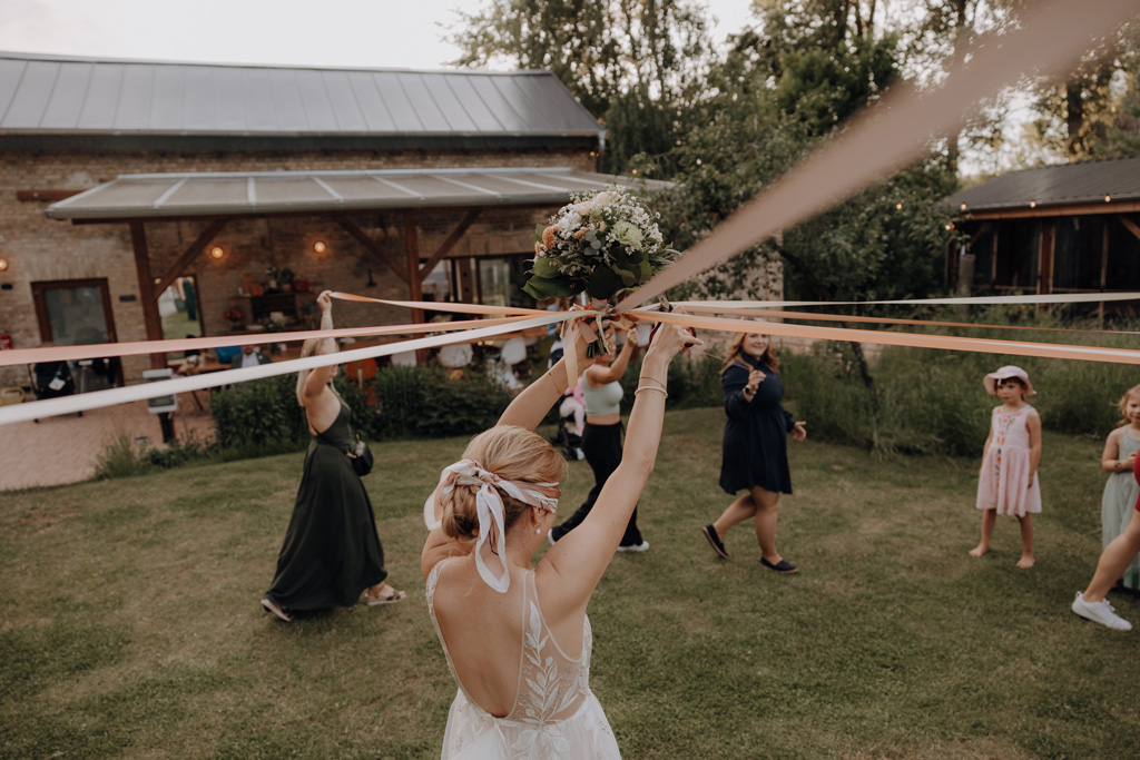 hochzeitsfotograf im farmhouse in wandlitz in Brandenburg bei berlin hochzeitslocation in der Natur festivalwedding Festivalhochzeit Fotograf fotografiert hochzeit trauung freie trauung waldkapelle brautstraußwurf brautstraußtanz
