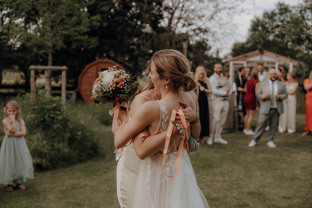 hochzeitsfotograf im farmhouse in wandlitz in Brandenburg bei berlin hochzeitslocation in der Natur festivalwedding Festivalhochzeit Fotograf fotografiert hochzeit trauung freie trauung waldkapelle brautstraußwurf brautstraußtanz