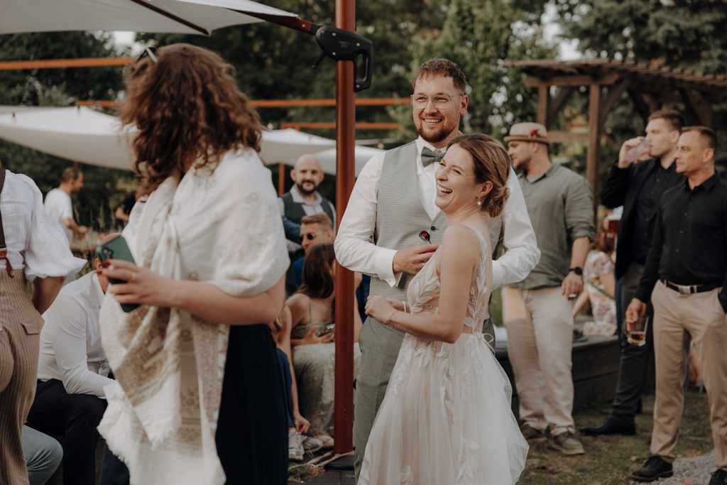 hochzeitsfotograf im farmhouse in wandlitz in Brandenburg bei berlin hochzeitslocation in der Natur festivalwedding Festivalhochzeit Fotograf fotografiert hochzeit trauung freie trauung waldkapelle brautstraußwurf brautstraußtanz