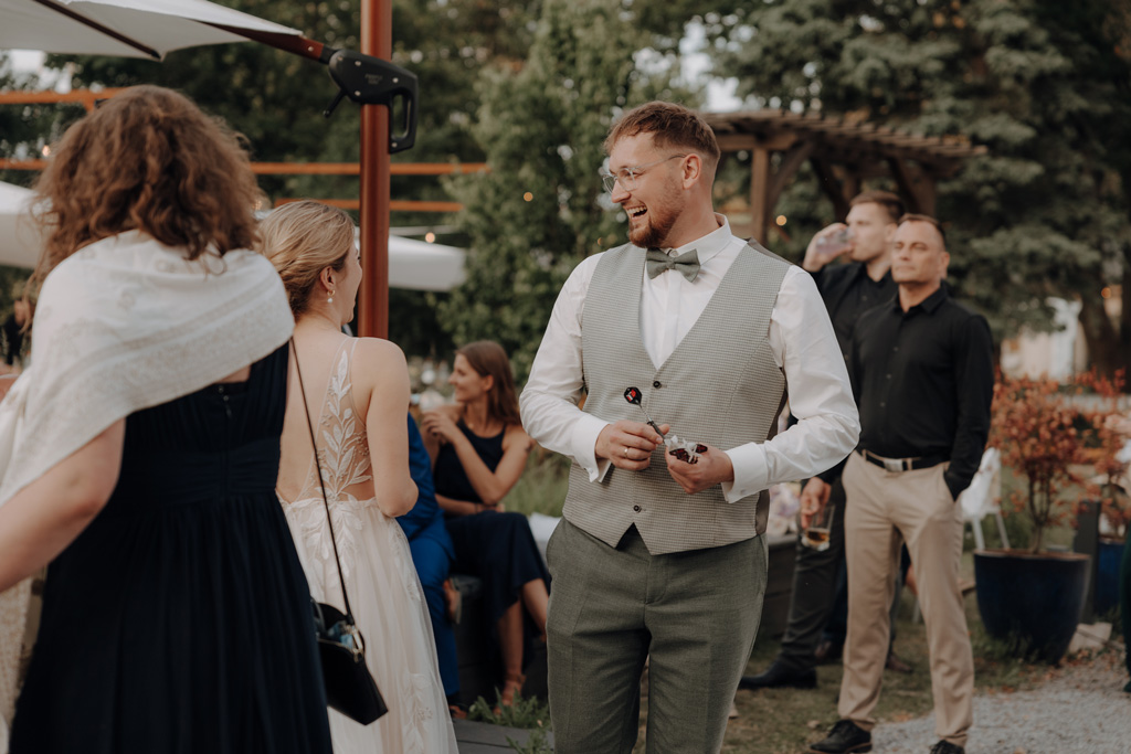 hochzeitsfotograf im farmhouse in wandlitz in Brandenburg bei berlin hochzeitslocation in der Natur festivalwedding Festivalhochzeit Fotograf fotografiert hochzeit trauung freie trauung waldkapelle brautstraußwurf brautstraußtanz