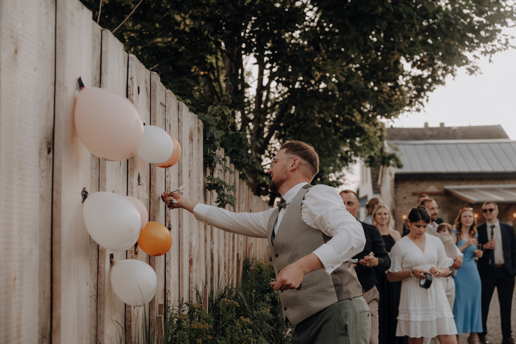 hochzeitsfotograf im farmhouse in wandlitz in Brandenburg bei berlin hochzeitslocation in der Natur festivalwedding Festivalhochzeit Fotograf fotografiert hochzeit trauung freie trauung waldkapelle kuchen käse anschnitt hochzeitstorte