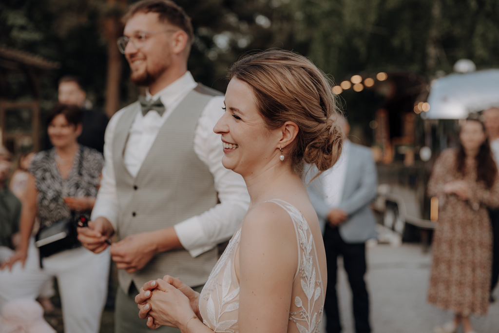 hochzeitsfotograf im farmhouse in wandlitz in Brandenburg bei berlin hochzeitslocation in der Natur festivalwedding Festivalhochzeit Fotograf fotografiert hochzeit trauung freie trauung waldkapelle kuchen käse anschnitt hochzeitstorte