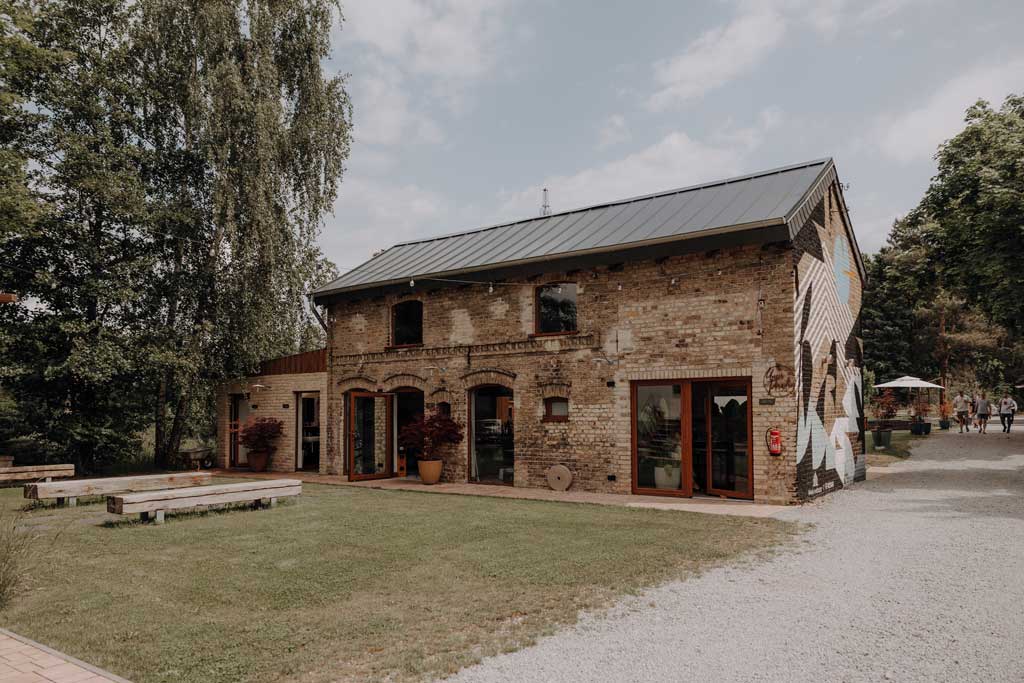 hochzeitsfotograf im farmhouse in wandlitz in Brandenburg bei berlin hochzeitslocation in der Natur festivalwedding Festivalhochzeit Fotograf fotografiert hochzeit