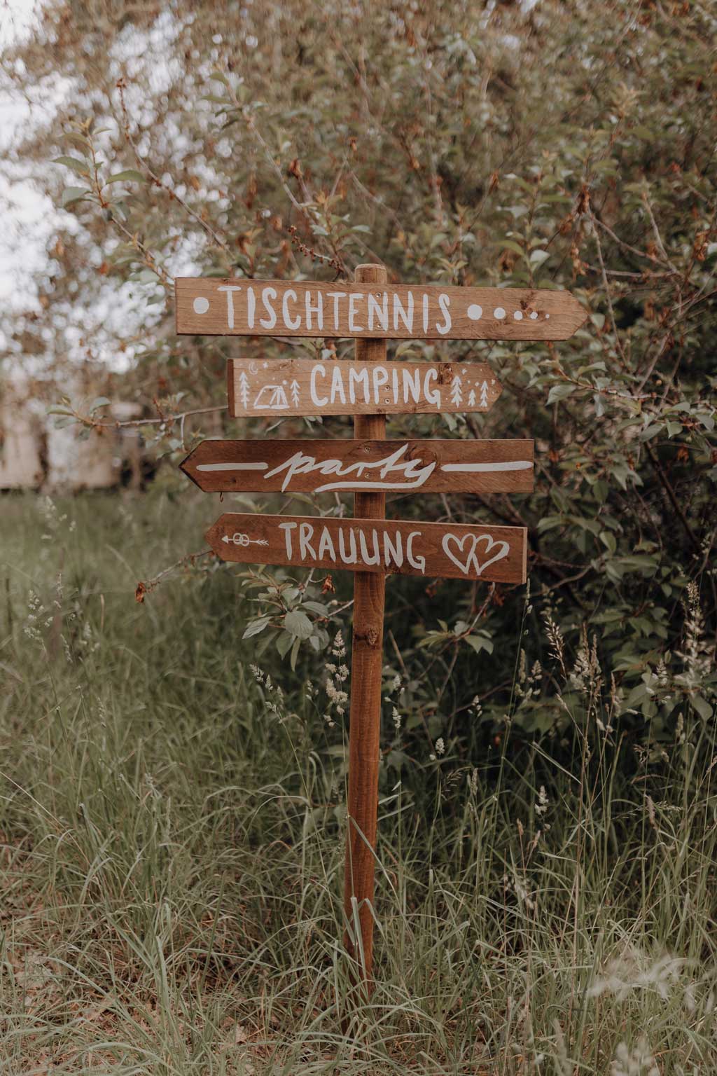 hochzeitsfotograf im farmhouse in wandlitz in Brandenburg bei berlin hochzeitslocation in der Natur festivalwedding Festivalhochzeit Fotograf fotografiert hochzeit