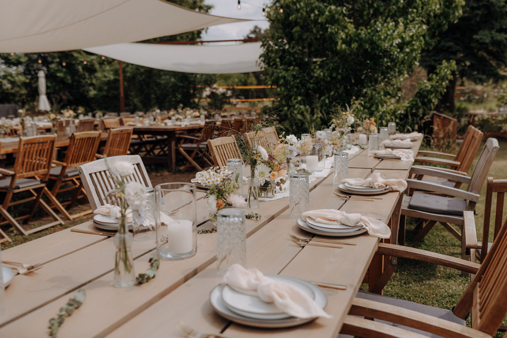 hochzeitsfotograf im farmhouse in wandlitz in Brandenburg bei berlin hochzeitslocation in der Natur festivalwedding Festivalhochzeit Fotograf fotografiert hochzeit