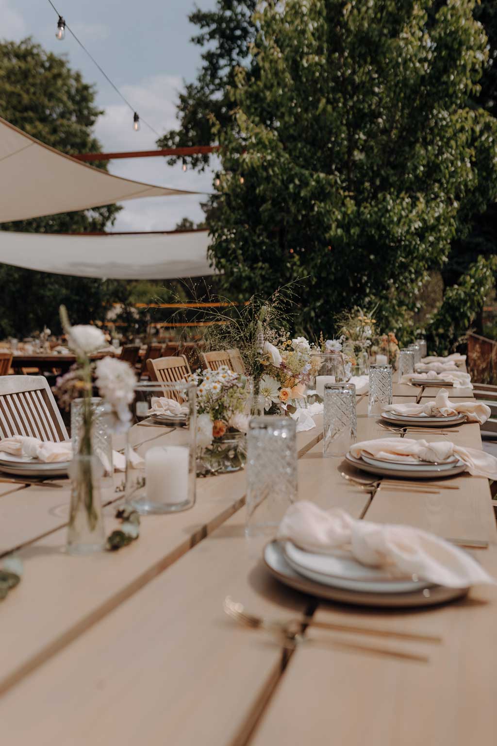 hochzeitsfotograf im farmhouse in wandlitz in Brandenburg bei berlin hochzeitslocation in der Natur festivalwedding Festivalhochzeit Fotograf fotografiert hochzeit
