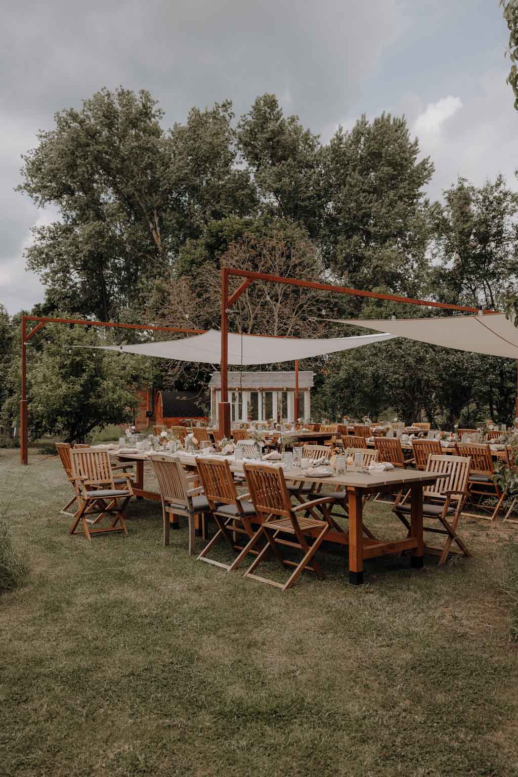hochzeitsfotograf im farmhouse in wandlitz in Brandenburg bei berlin hochzeitslocation in der Natur festivalwedding Festivalhochzeit Fotograf fotografiert hochzeit
