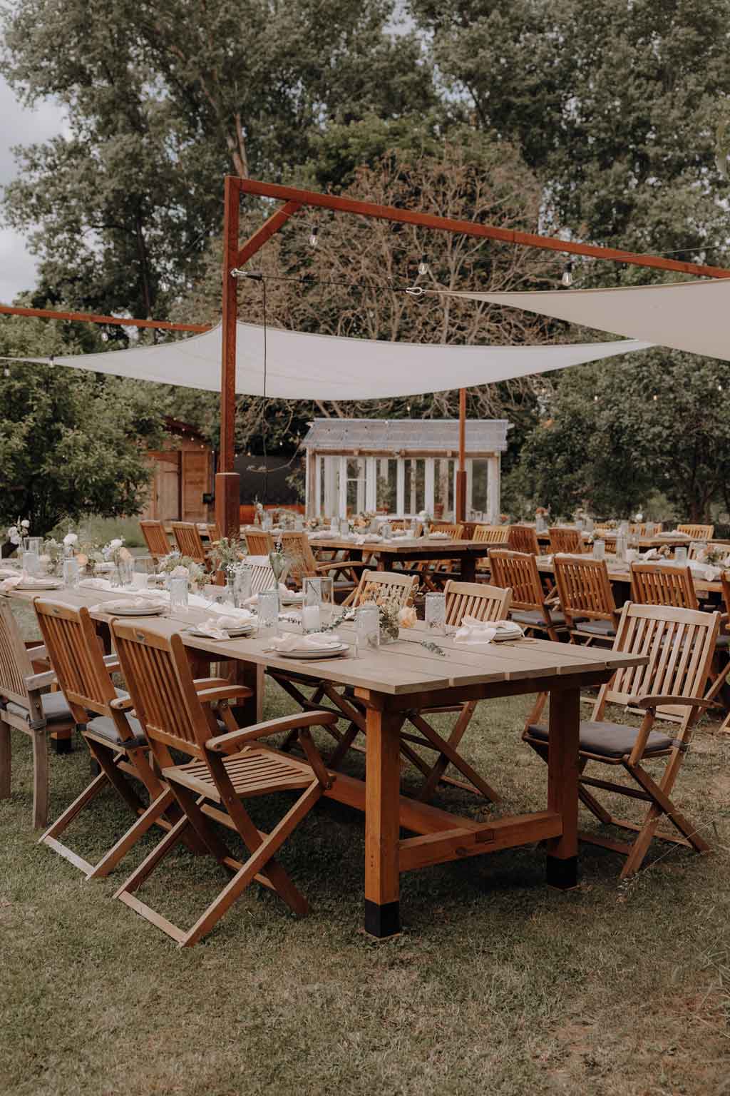 hochzeitsfotograf im farmhouse in wandlitz in Brandenburg bei berlin hochzeitslocation in der Natur festivalwedding Festivalhochzeit Fotograf fotografiert hochzeit