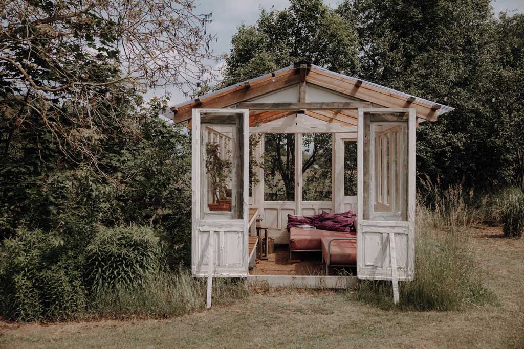 hochzeitsfotograf im farmhouse in wandlitz in Brandenburg bei berlin hochzeitslocation in der Natur festivalwedding Festivalhochzeit Fotograf fotografiert hochzeit