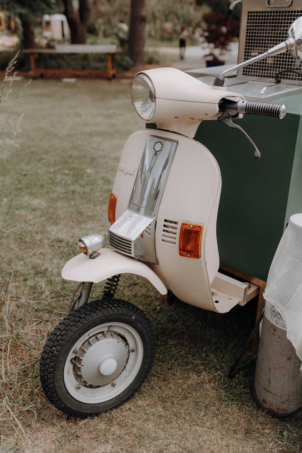 hochzeitsfotograf im farmhouse in wandlitz in Brandenburg bei berlin hochzeitslocation in der Natur festivalwedding Festivalhochzeit Fotograf fotografiert hochzeit