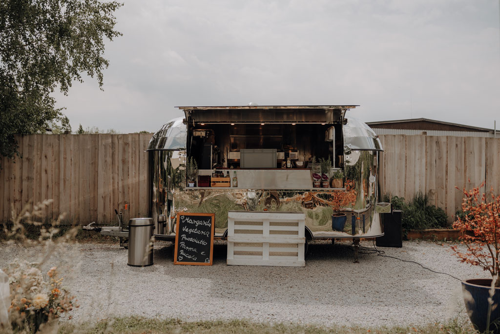 hochzeitsfotograf im farmhouse in wandlitz in Brandenburg bei berlin hochzeitslocation in der Natur festivalwedding Festivalhochzeit Fotograf fotografiert hochzeit