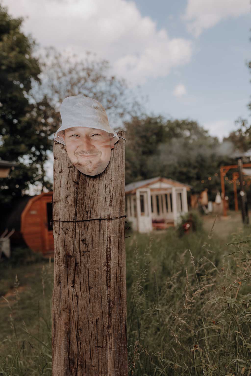 hochzeitsfotograf im farmhouse in wandlitz in Brandenburg bei berlin hochzeitslocation in der Natur festivalwedding Festivalhochzeit Fotograf fotografiert hochzeit