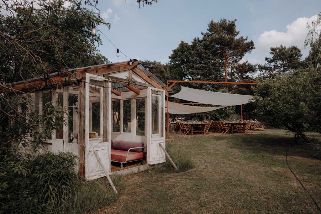 hochzeitsfotograf im farmhouse in wandlitz in Brandenburg bei berlin hochzeitslocation in der Natur festivalwedding Festivalhochzeit Fotograf fotografiert hochzeit