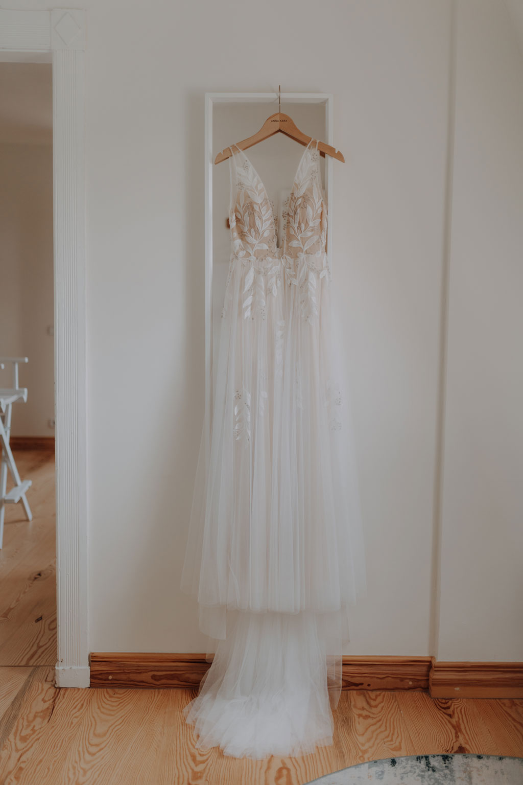 hochzeitsfotograf im farmhouse in wandlitz in Brandenburg bei berlin hochzeitslocation in der Natur festivalwedding Festivalhochzeit Fotograf fotografiert hochzeit getting ready Brautkleid