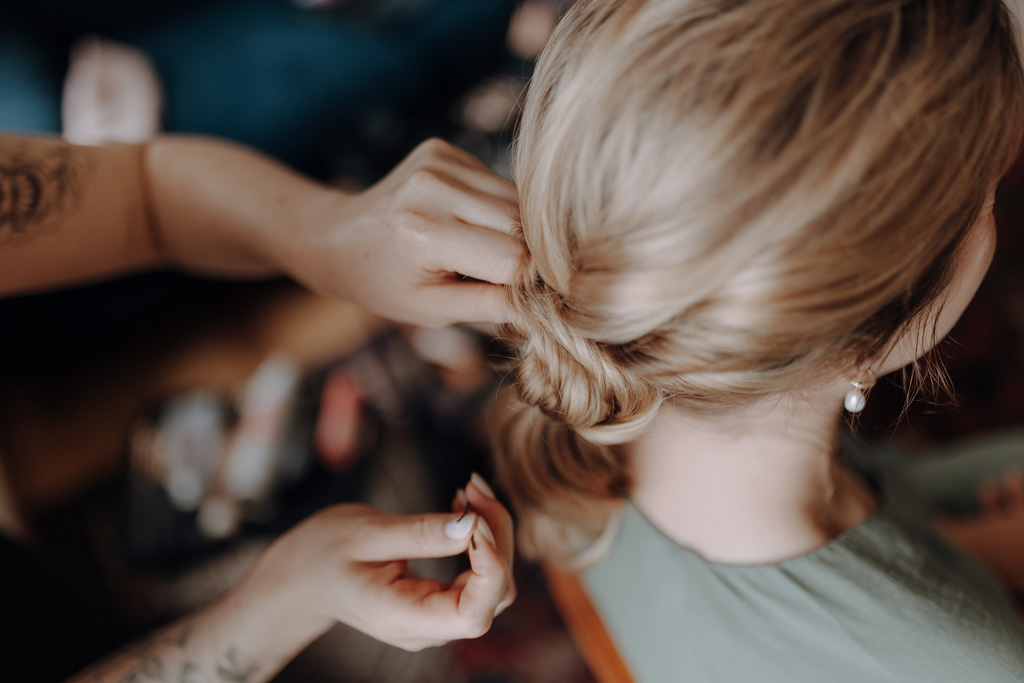 hochzeitsfotograf im farmhouse in wandlitz in Brandenburg bei berlin hochzeitslocation in der Natur festivalwedding Festivalhochzeit Fotograf fotografiert hochzeit getting ready Brautkleid