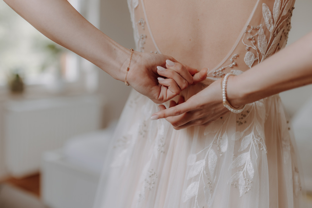 hochzeitsfotograf im farmhouse in wandlitz in Brandenburg bei berlin hochzeitslocation in der Natur festivalwedding Festivalhochzeit Fotograf fotografiert hochzeit getting ready Brautkleid