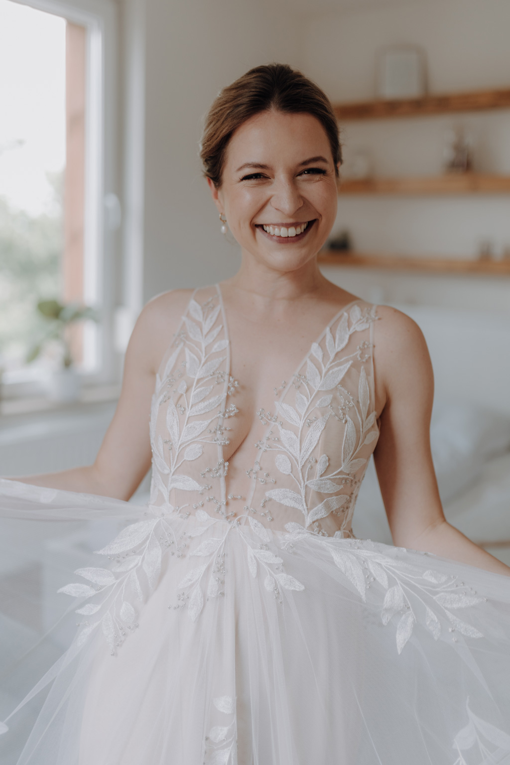 hochzeitsfotograf im farmhouse in wandlitz in Brandenburg bei berlin hochzeitslocation in der Natur festivalwedding Festivalhochzeit Fotograf fotografiert hochzeit getting ready Brautkleid