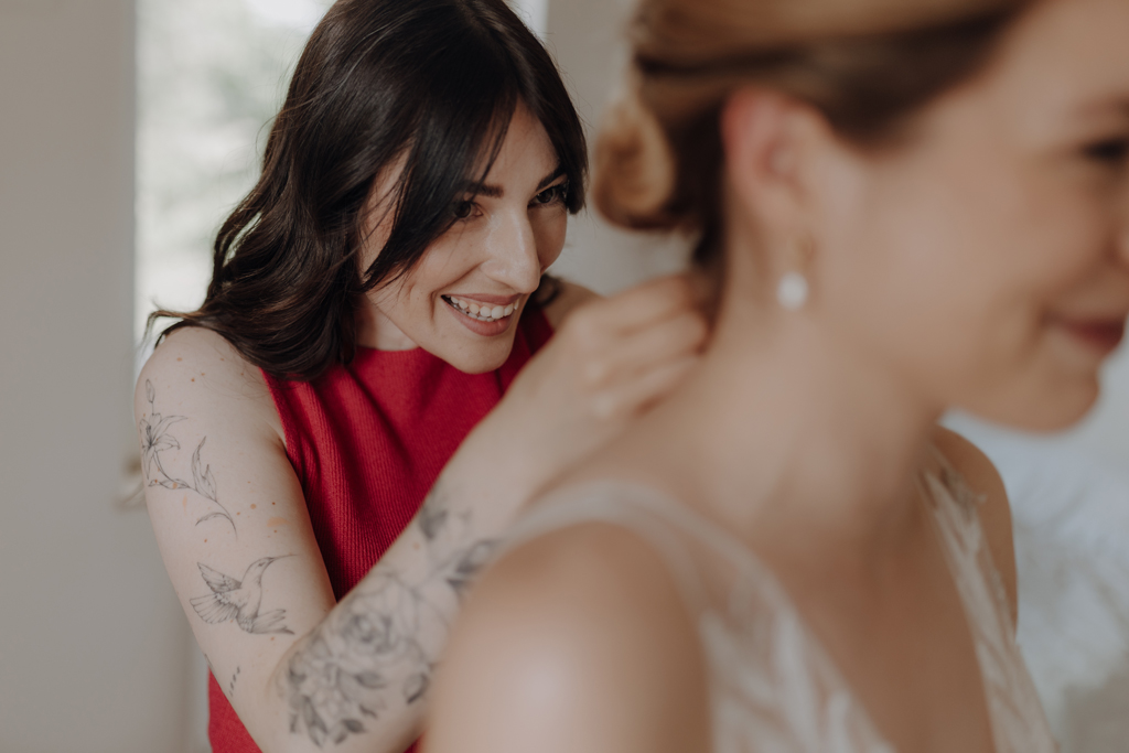 hochzeitsfotograf im farmhouse in wandlitz in Brandenburg bei berlin hochzeitslocation in der Natur festivalwedding Festivalhochzeit Fotograf fotografiert hochzeit getting ready Brautkleid