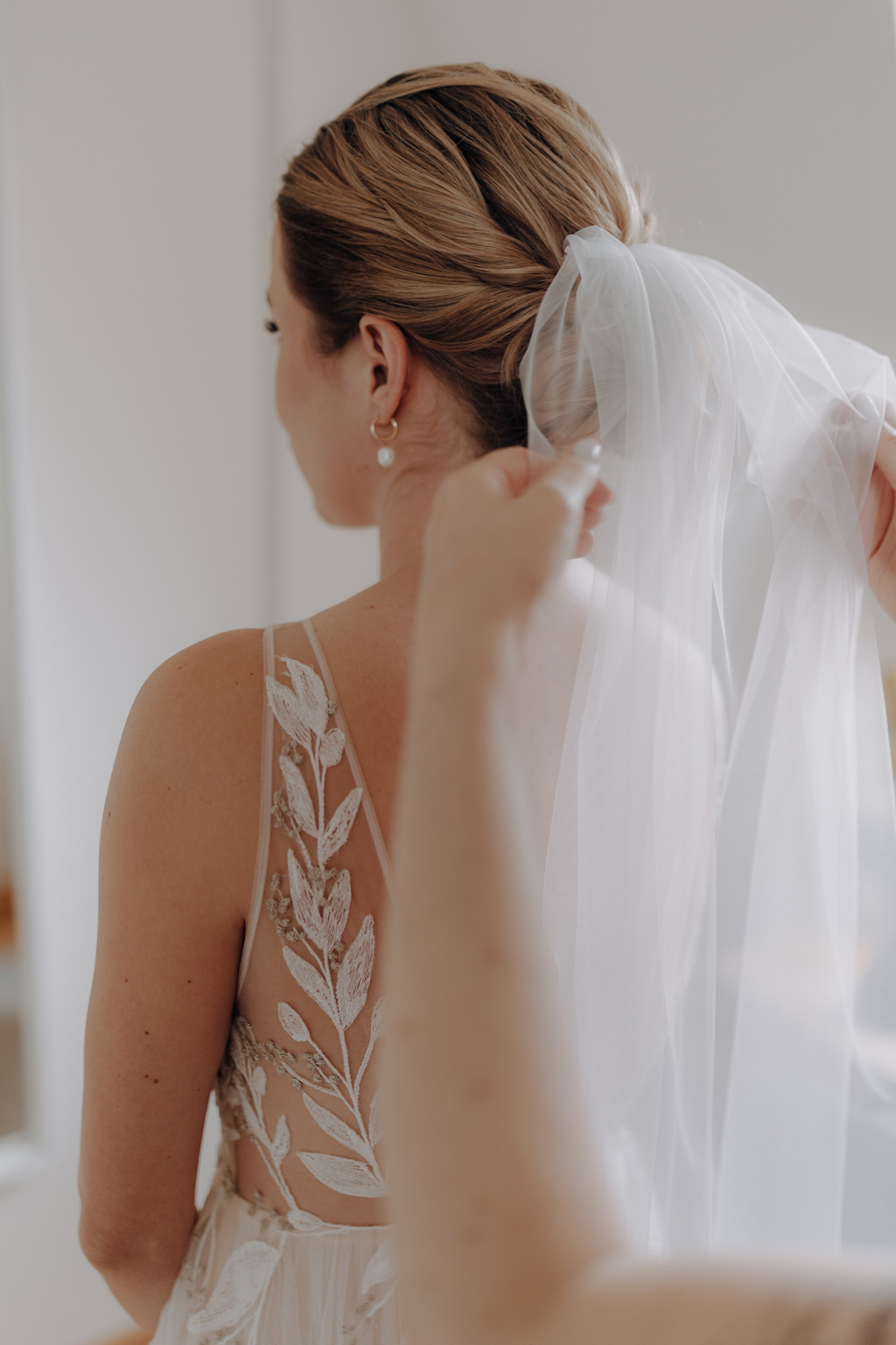 hochzeitsfotograf im farmhouse in wandlitz in Brandenburg bei berlin hochzeitslocation in der Natur festivalwedding Festivalhochzeit Fotograf fotografiert hochzeit getting ready Brautkleid