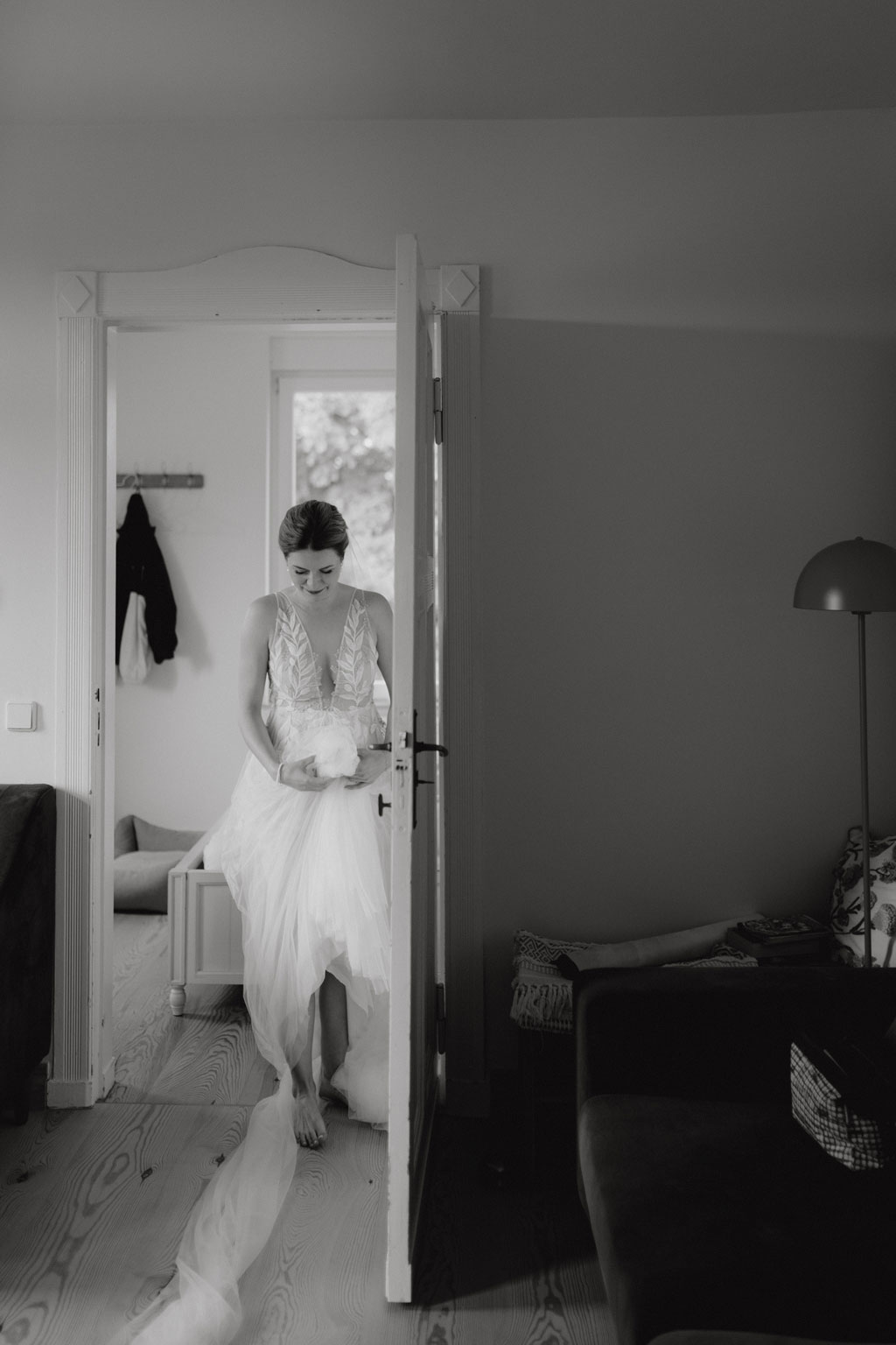 hochzeitsfotograf im farmhouse in wandlitz in Brandenburg bei berlin hochzeitslocation in der Natur festivalwedding Festivalhochzeit Fotograf fotografiert hochzeit getting ready Brautkleid
