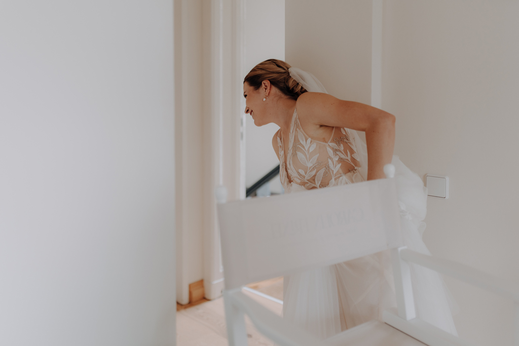 hochzeitsfotograf im farmhouse in wandlitz in Brandenburg bei berlin hochzeitslocation in der Natur festivalwedding Festivalhochzeit Fotograf fotografiert hochzeit getting ready Brautkleid