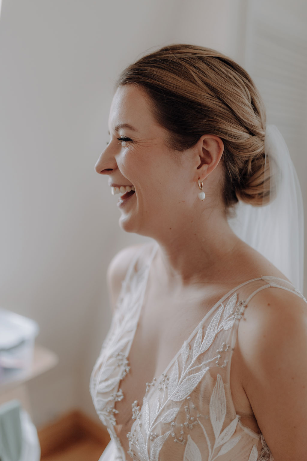 hochzeitsfotograf im farmhouse in wandlitz in Brandenburg bei berlin hochzeitslocation in der Natur festivalwedding Festivalhochzeit Fotograf fotografiert hochzeit getting ready Brautkleid