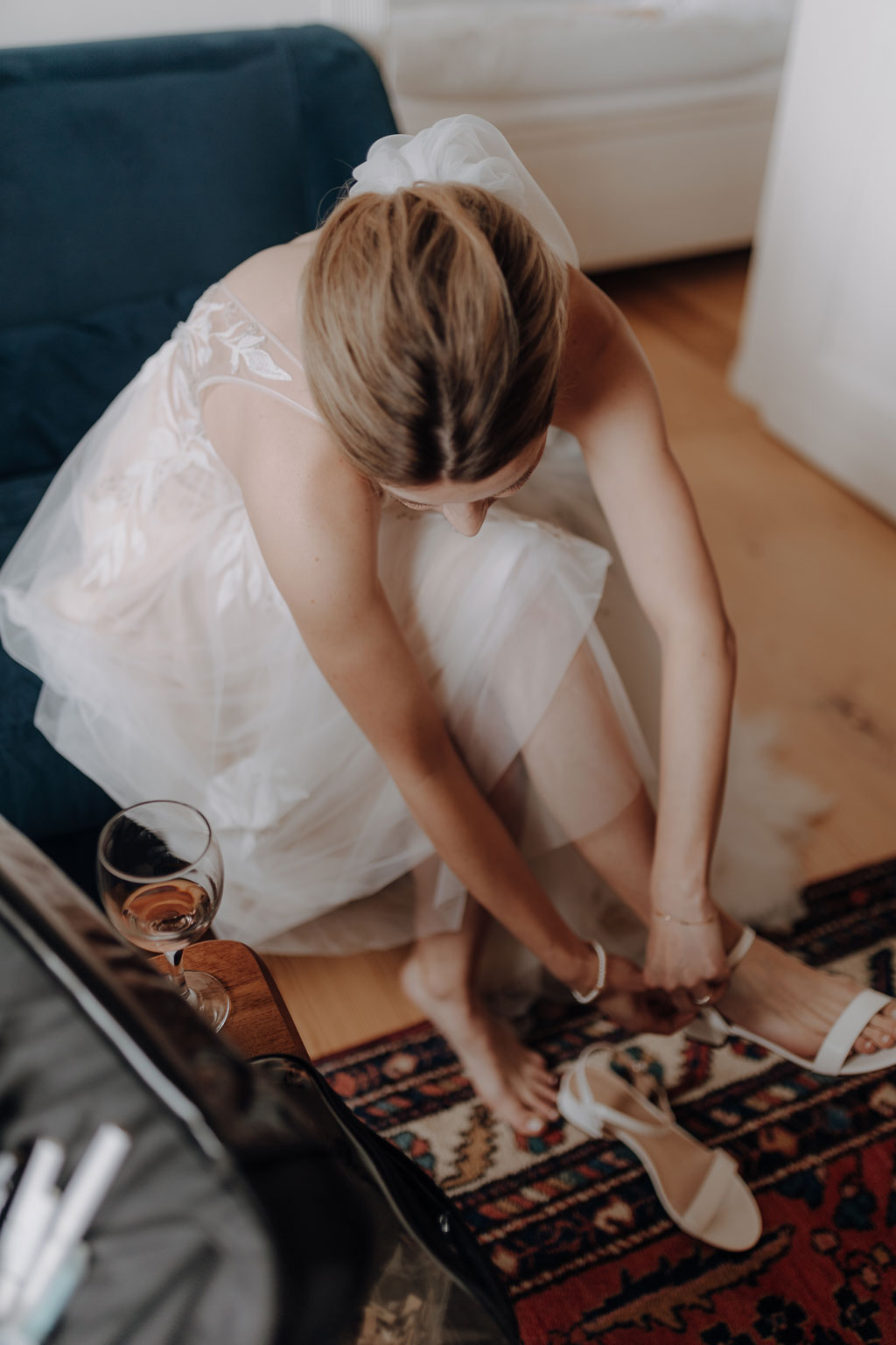 hochzeitsfotograf im farmhouse in wandlitz in Brandenburg bei berlin hochzeitslocation in der Natur festivalwedding Festivalhochzeit Fotograf fotografiert hochzeit getting ready Brautkleid