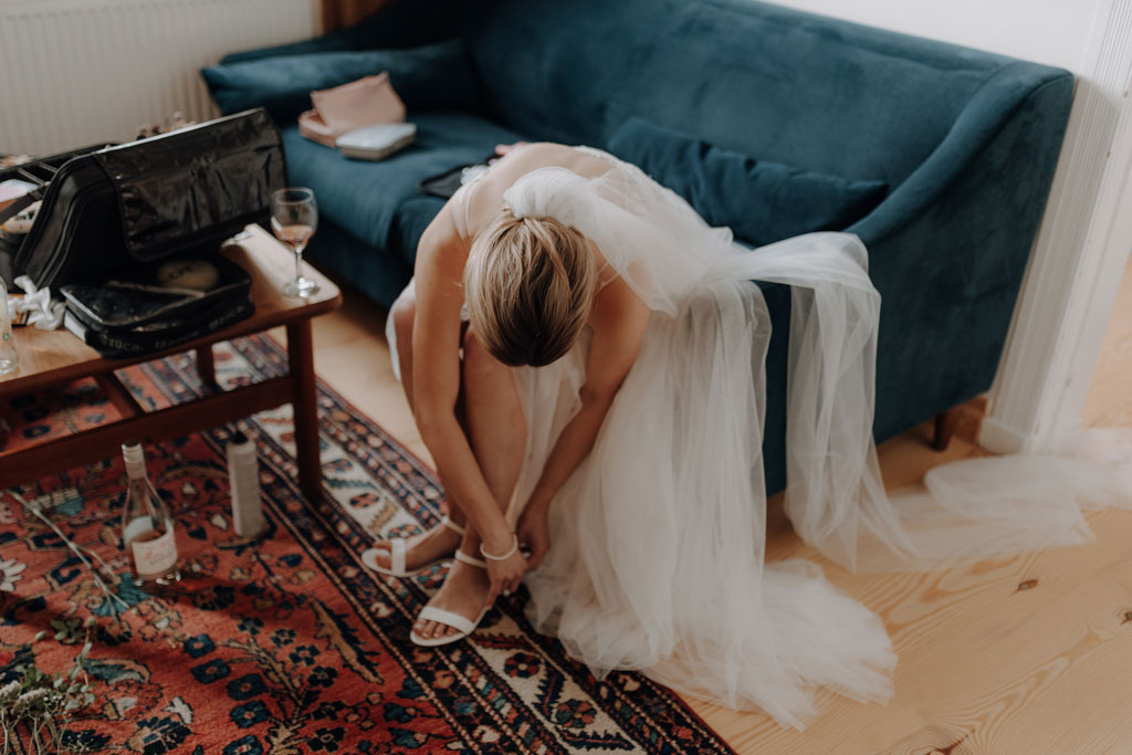 hochzeitsfotograf im farmhouse in wandlitz in Brandenburg bei berlin hochzeitslocation in der Natur festivalwedding Festivalhochzeit Fotograf fotografiert hochzeit getting ready Brautkleid