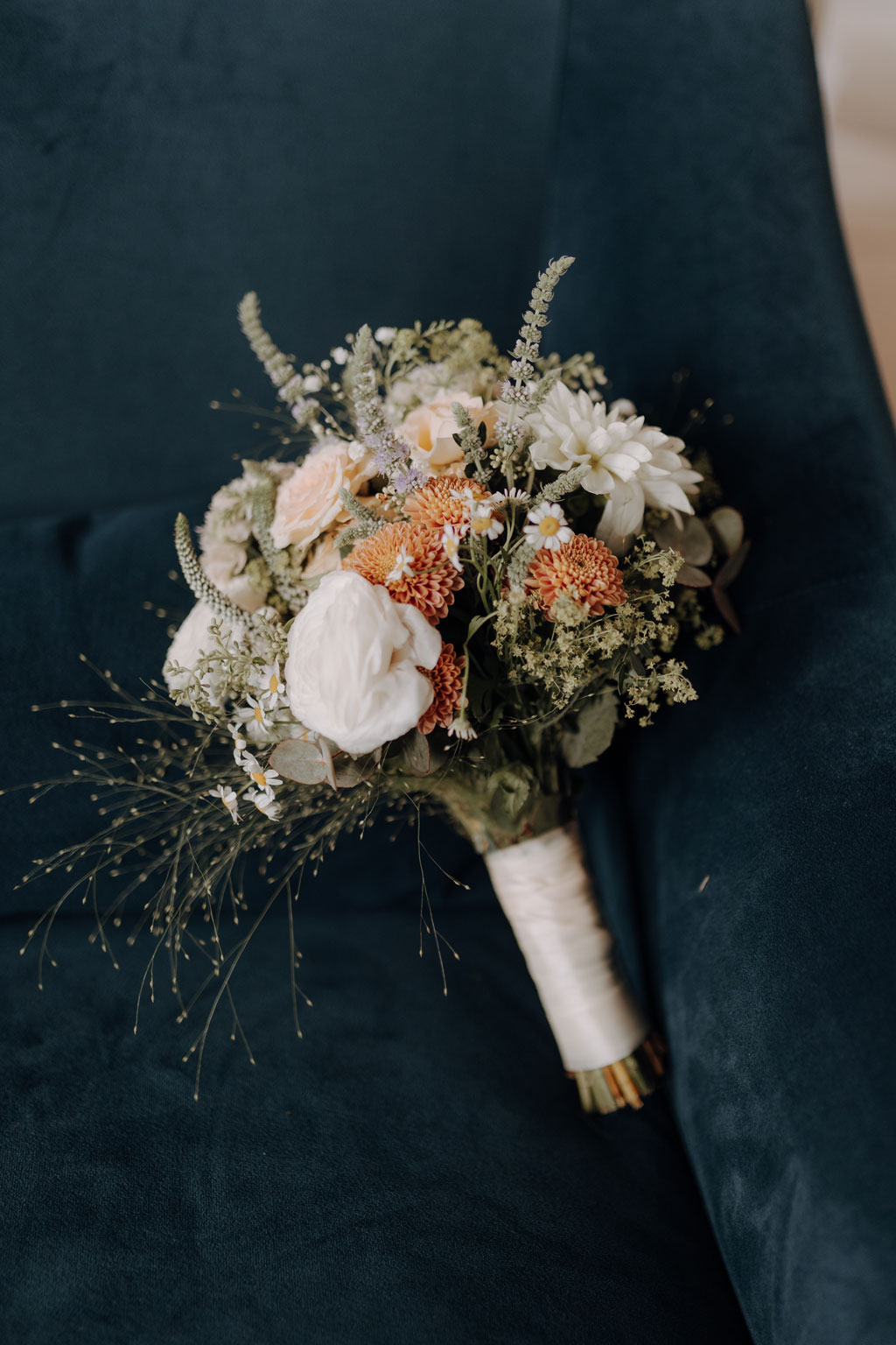 hochzeitsfotograf im farmhouse in wandlitz in Brandenburg bei berlin hochzeitslocation in der Natur festivalwedding Festivalhochzeit Fotograf fotografiert hochzeit getting ready Brautkleid